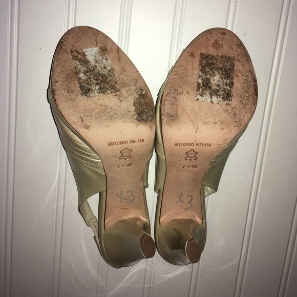 Antonio Melani ladies 7.5 pearl patent pumps. - Picture 6 of 6